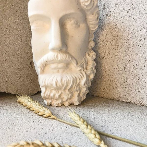 κεραμικό αρχαίο άγαλμα το πρόσωπο του Προμηθέα σε λευκό χρώμα