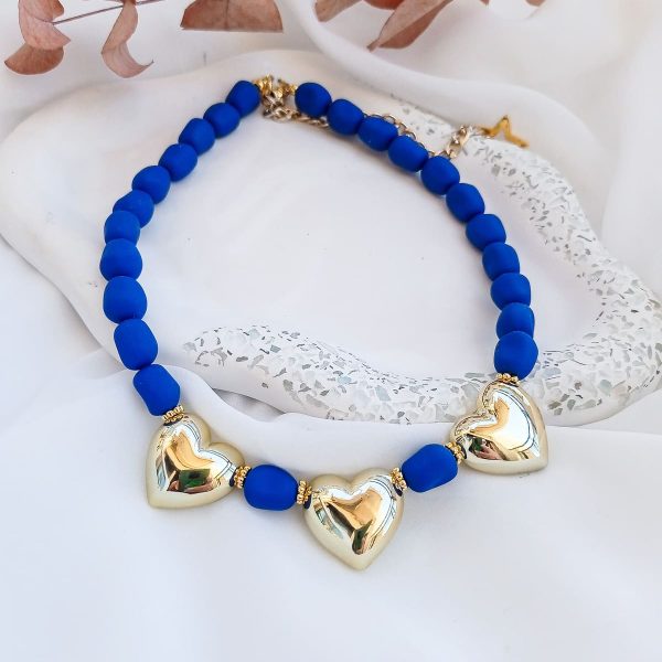 κοντό μπλε κολιέ με καρδιές