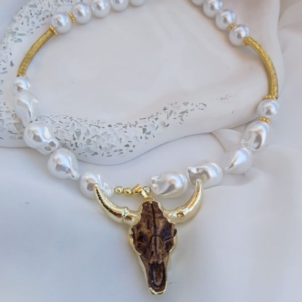 κολιέ με πέρλες και κεφάλι ταύρου
