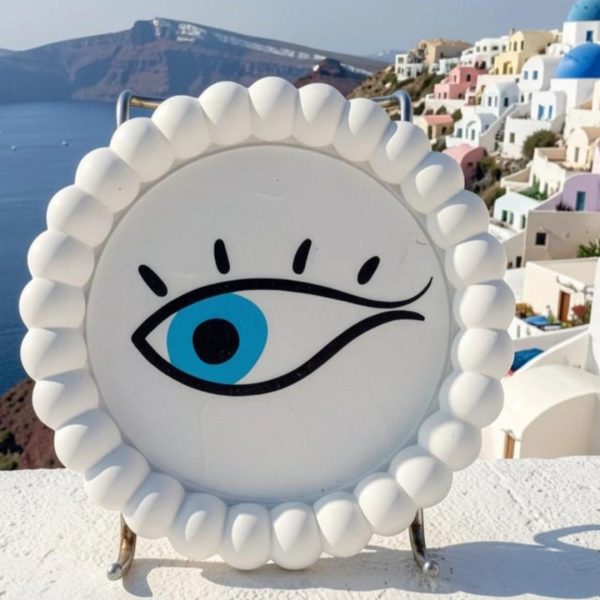 ένας κεραμικός δίσκος εμπνευσμένος από το πιο αναγνωρίσιμο σύμβολο της ελληνικής παράδοσης: το μάτι προστασίας.