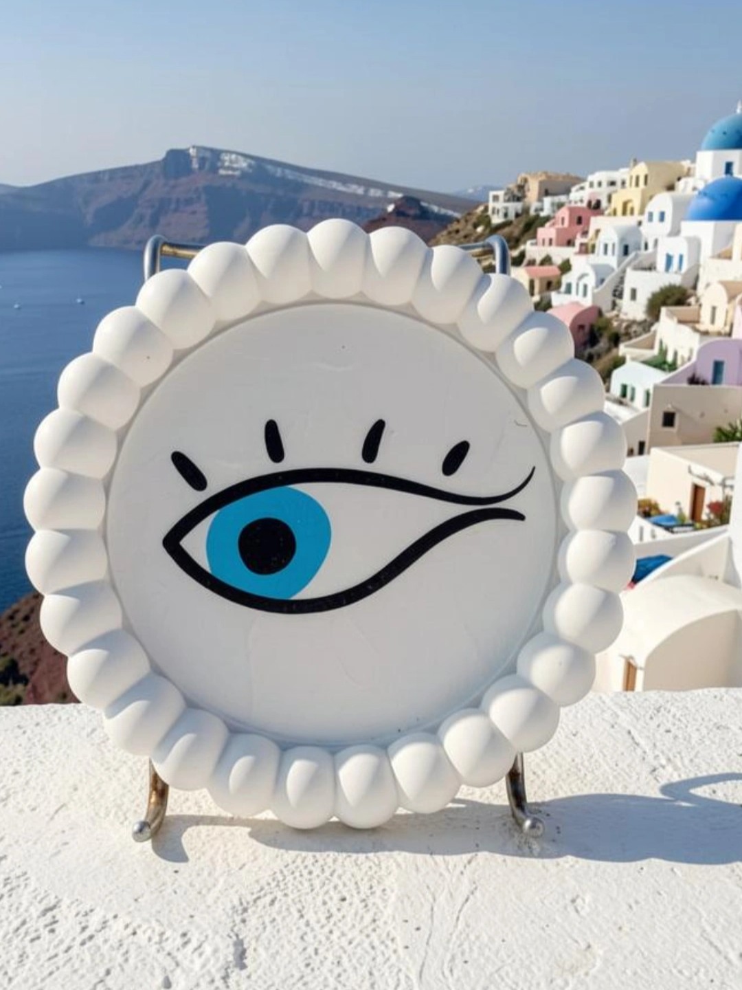 Aegean Eye Essence Tray – Κεραμικός Διακοσμητικός Δίσκος με Ελληνικό Μάτι ένας κεραμικός δίσκος εμπνευσμένος από το πιο αναγνωρίσιμο σύμβολο της ελληνικής παράδοσης: το μάτι προστασίας.