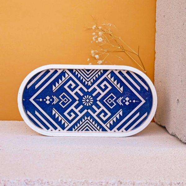 κεραμικός δίσκος εμπνευσμένος από τα παραδοσιακά ελληνικά κεντήματα που για αιώνες στόλιζαν τα σπίτια και την καθημερινότητα της ελληνικής παράδοσης.