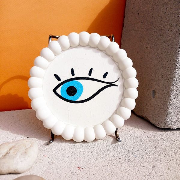 ένας κεραμικός δίσκος εμπνευσμένος από το πιο αναγνωρίσιμο σύμβολο της ελληνικής παράδοσης: το μάτι προστασίας.