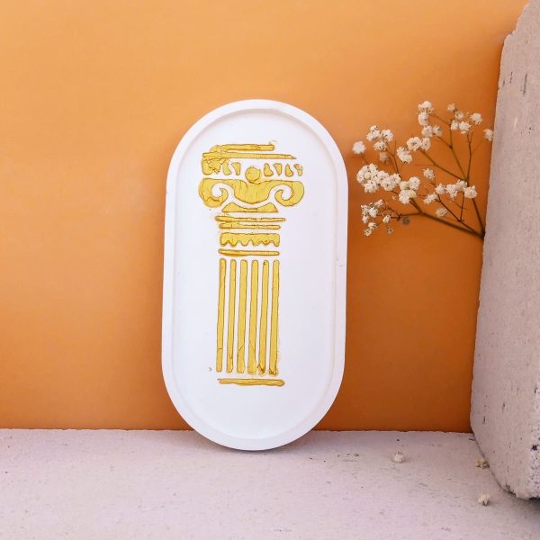 Ionic Column Tray είναι ένας κεραμικός οβάλ δίσκος εμπνευσμένος από την κλασική αρχιτεκτονική της αρχαίας Ελλάδας.