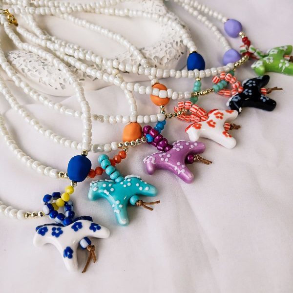 Η ανδρική μας συλλογή συνδυάζει μέταλλο και πέτρα για ένα cool, καλοκαιρινό look, ενώ η παιδική σειρά είναι γεμάτη χρώμα και φαντασία.