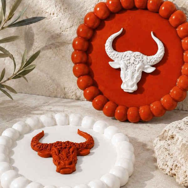 Ο Knossos Bull Tray είναι ένας κεραμικός δίσκος εμπνευσμένος από τον εμβληματικό ταύρο του Μινωικού πολιτισμού και την ιστορία της Κνωσού στην Κρήτη.