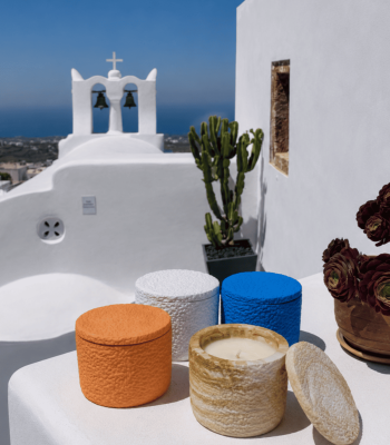 Χειροποίητο κεραμικό δοχείο με καπάκι και ανάγλυφη οργανική υφή. Ένα κομψό διακοσμητικό αντικείμενο εμπνευσμένο από τη φύση και τη μεσογειακή αισθητική.