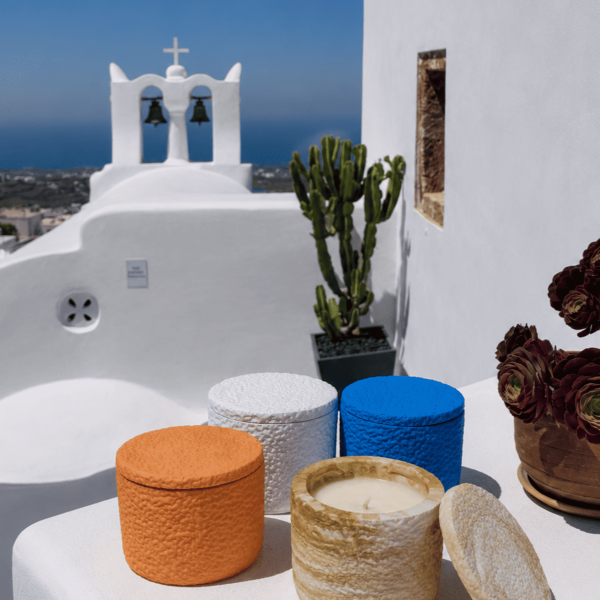 Χειροποίητο κεραμικό δοχείο με καπάκι και ανάγλυφη οργανική υφή. Ένα κομψό διακοσμητικό αντικείμενο εμπνευσμένο από τη φύση και τη μεσογειακή αισθητική.