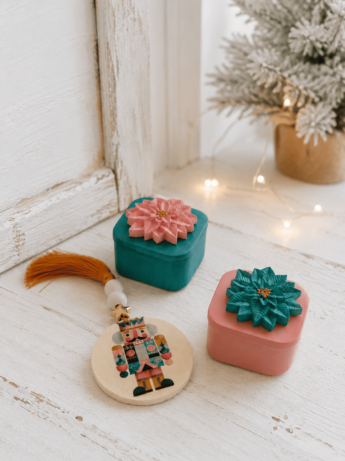Χειροποίητο Κεραμικό Δοχείο "PLAYFUL CHRISTMAS" Χειροποίητα κεραμικά γούρια και χριστουγεννιάτικα διακοσμητικά SUSURUS, κατασκευασμένα στην Ελλάδα. Ιδιαίτερες προτάσεις για καταστήματα & gift shops.